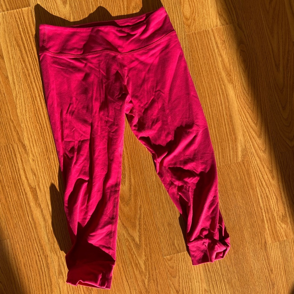 Beyond yoga hot pink cropped capri leggings size medium with twist ankle detail